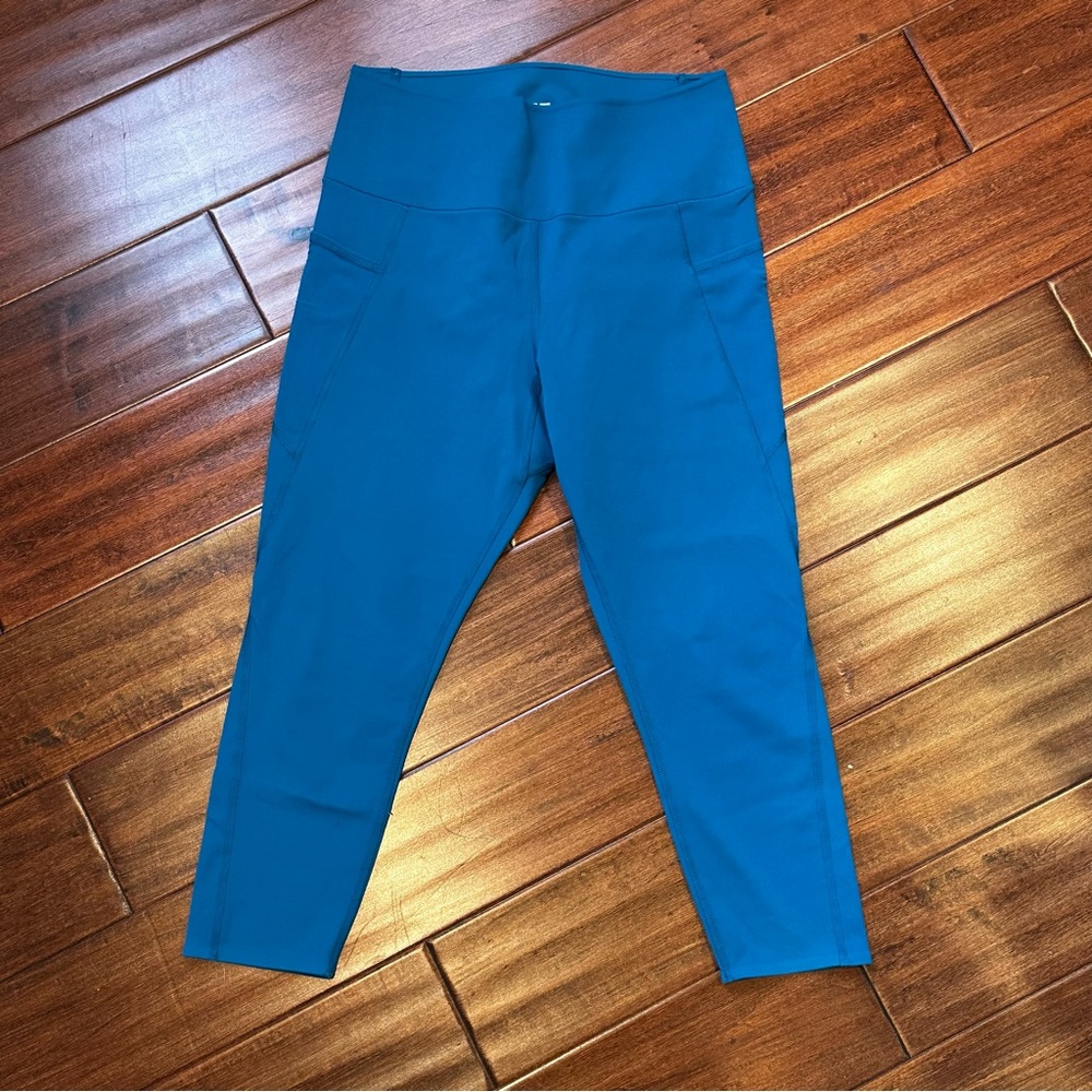 Uniqlo AIRism High Rise Capri Leggings Medium - Blue with pockets - Picture 3 of 11